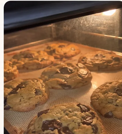 Foto caseira de celular de cookies assando no forno
